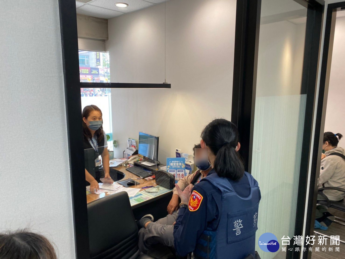 男子陷入詐騙陷阱，經過員警及行員不斷的勸說，幫他守住積蓄。