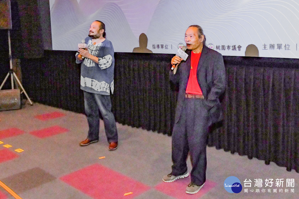 本次紀錄片收錄油畫職人謝孝德老師與公子謝宇威一齊為記者會做開場合唱。