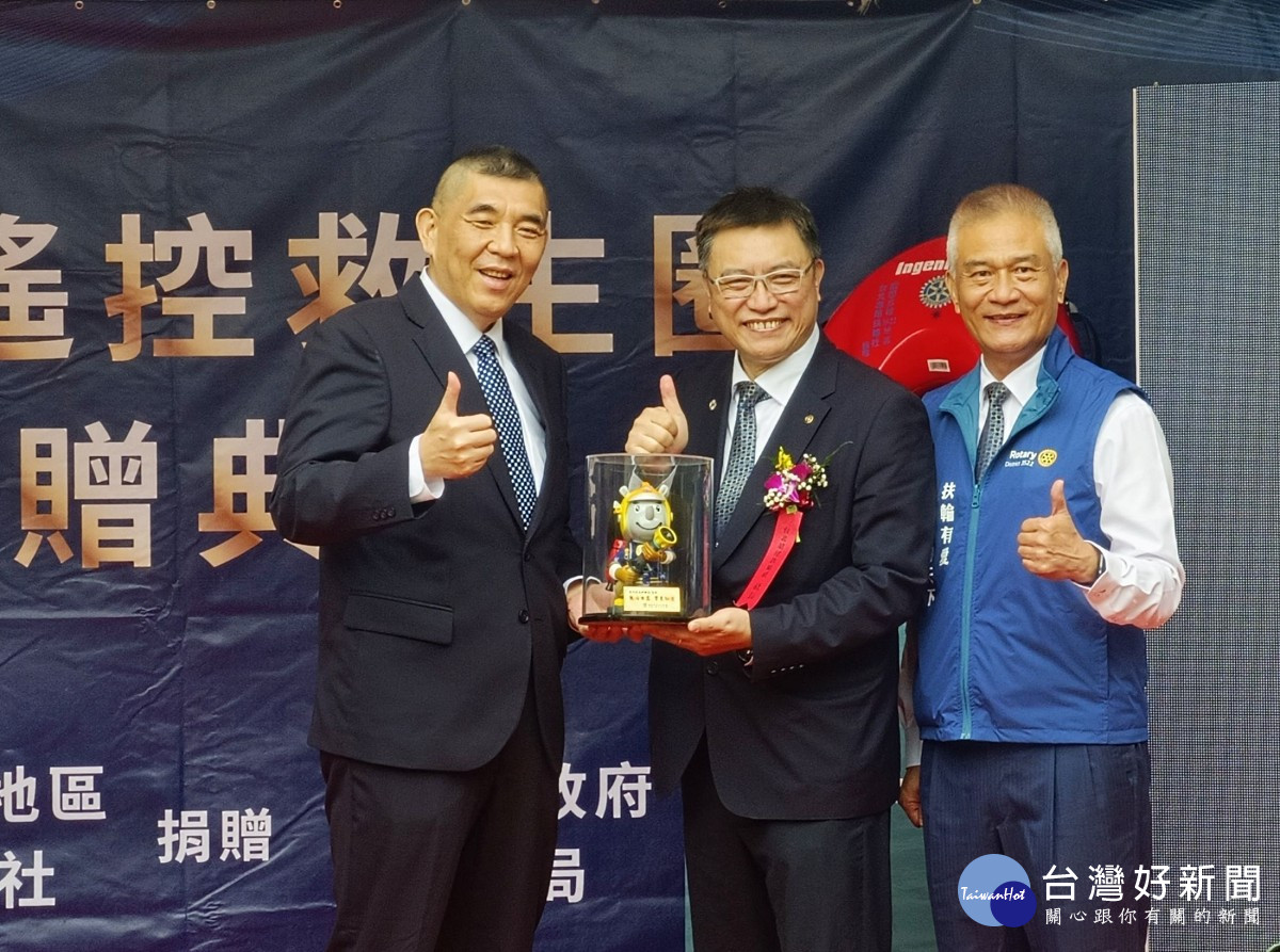 台北滬尾扶輪社回饋社會　捐新北消防局科技救溺器材