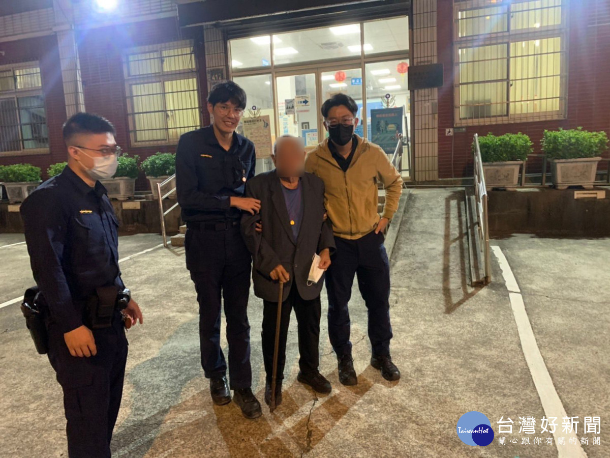 百歲人瑞外出運動迷途，員警協助返家。