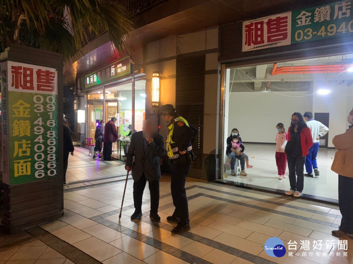 百歲人瑞外出運動迷途　員警協助返家