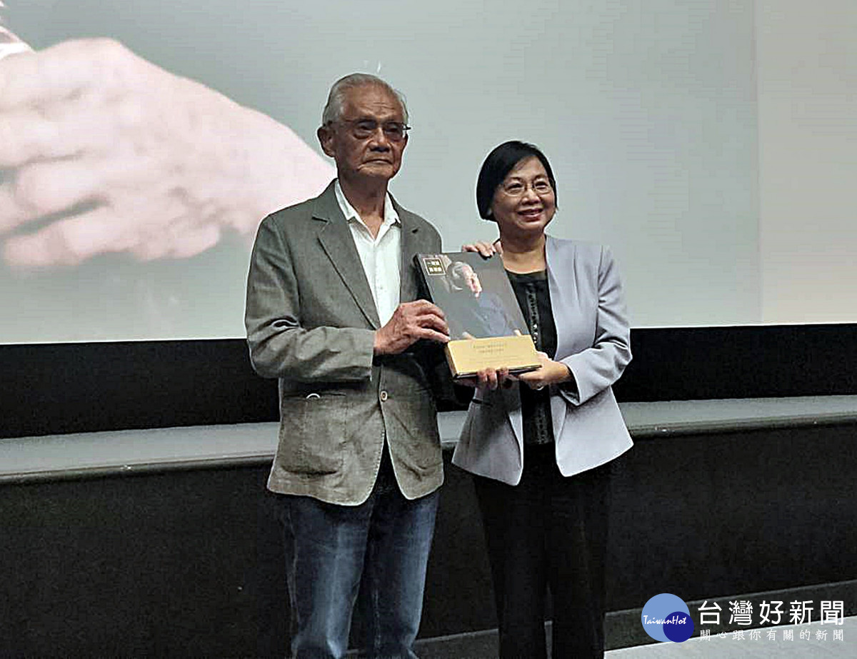 游禮海將「一理通萬理通」著作送給文化局，局長莊秀美代表市政府接受