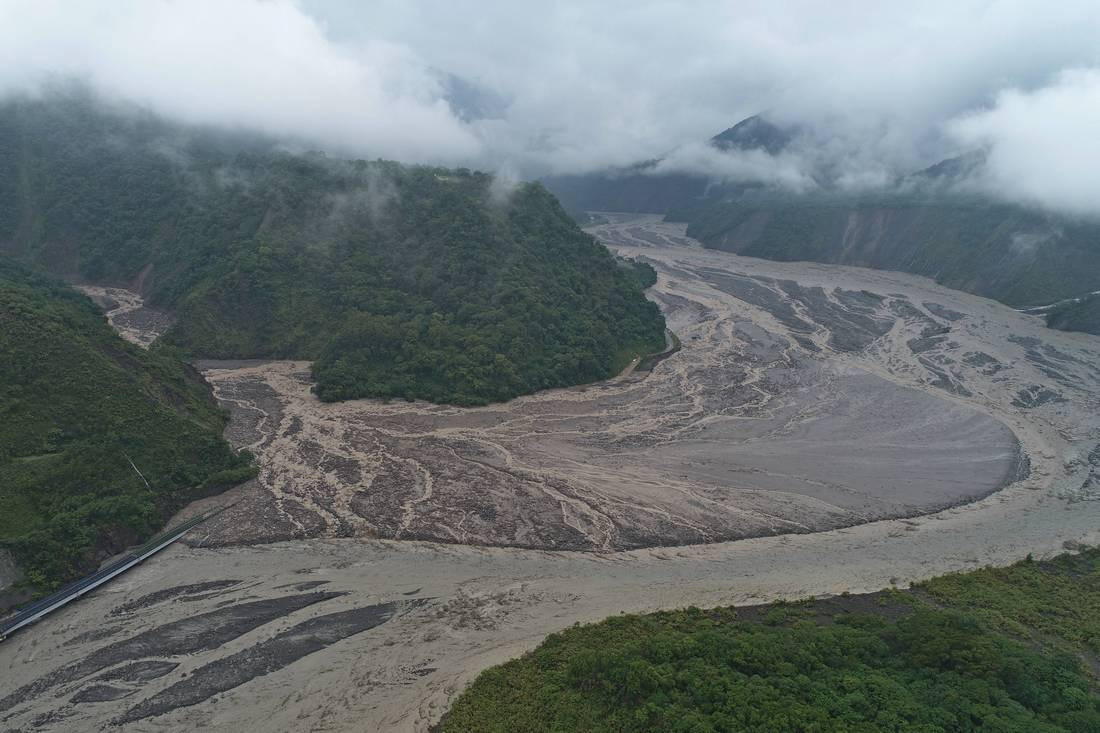 2021年8月7日玉穗溪上爆發土石流將明霸克露橋沖斷，並形成玉穗溪沖積扇。傅志男提供