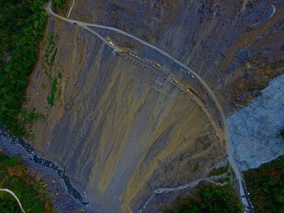2017年10月南橫西段梅山口附近的崩塌地工程，現場怪手等機具和人員在1、200公尺高的崩塌地施工。傅志男提供