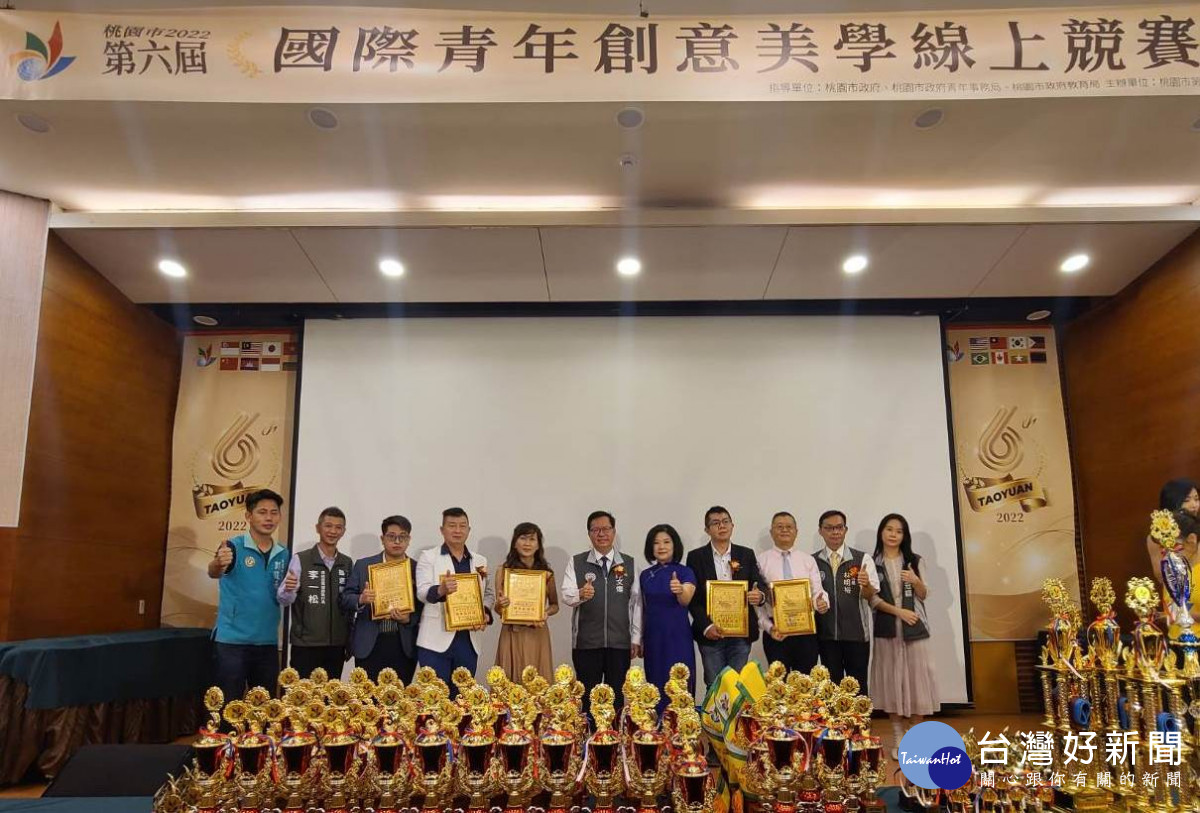 市長鄭文燦與貴賓合影。<br />
<br />
