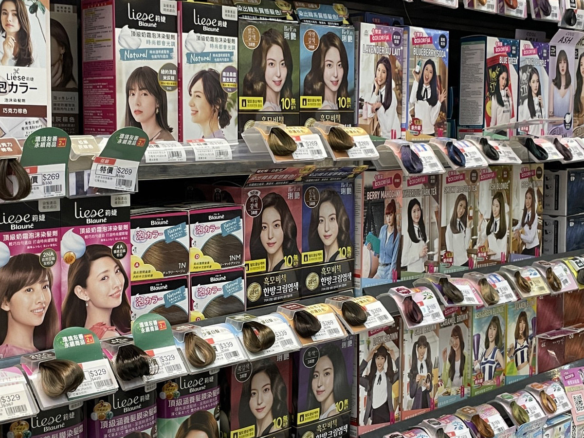 開架式染髮商品琳瑯滿目，韓國女生推薦著重安全且具有持色遮白效果的DIY染髮產品。