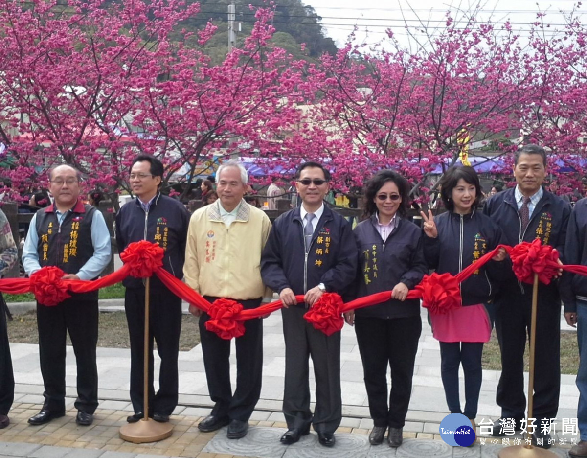 前台中市議員翁美春(右三)成功推動泰安櫻花季成為全國知名的賞櫻勝地。