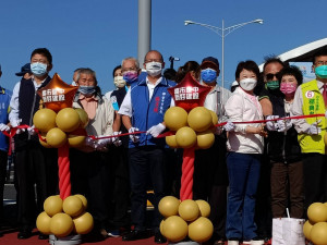 高美溼地旁的濱海橋斥資2.2億元重建完工。