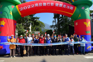 南投縣長林明溱在信義鄉雙龍國小主持開幕儀式，與縣議員全文才、信義鄉長全志堅、縣府一級主管一起鳴槍開跑。