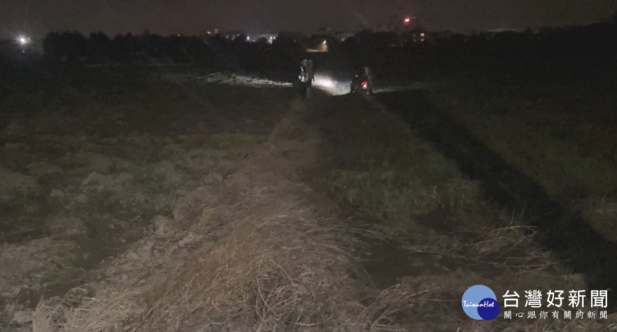 兩名大學生趕搭高鐵，但是因天雨路滑且路況不熟，不慎衝到田裡面，在員警協助下順利脫困。