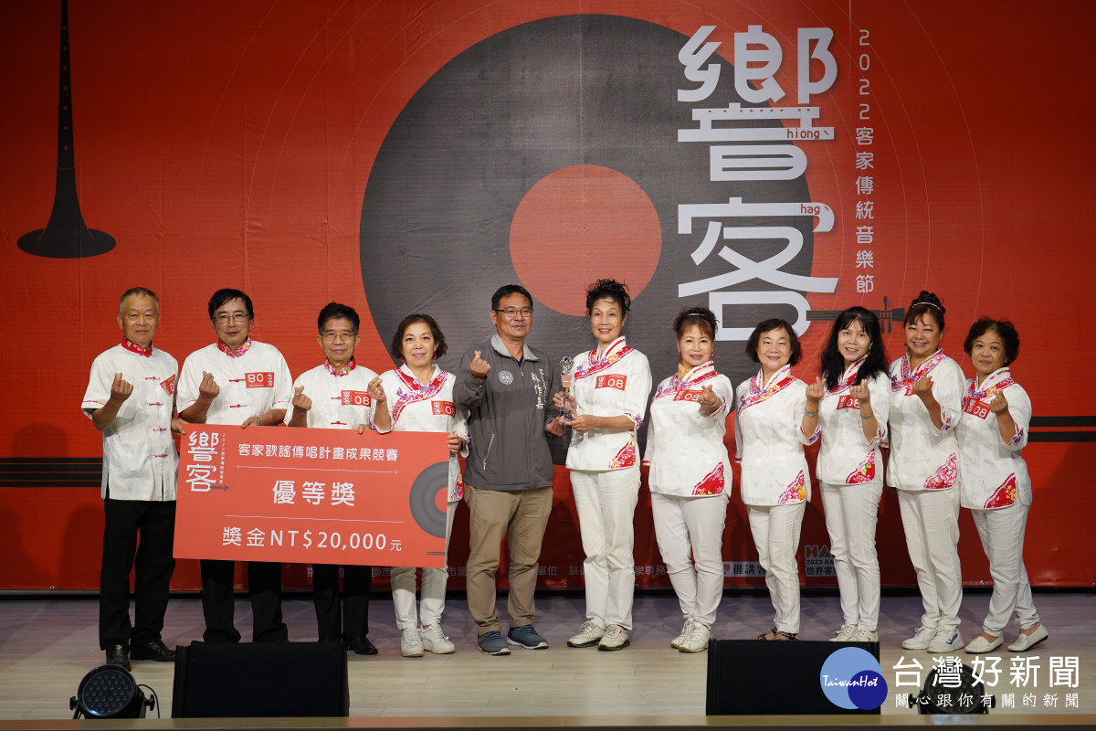 以沉浸式劇場重新詮釋撮把戲，以「問卜」為基底保留山歌及戲劇，加入雜耍及時空旅人的趣味橋段，讓表演兼具傳統與創新。