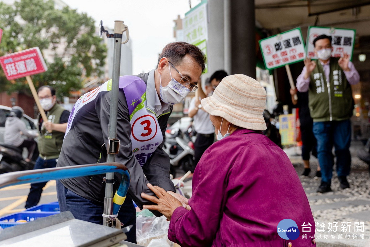 立法院長斿錫堃首度與民進黨桃園市長候選人鄭運鵬合體，在平鎮區和平市場掃街拜票。