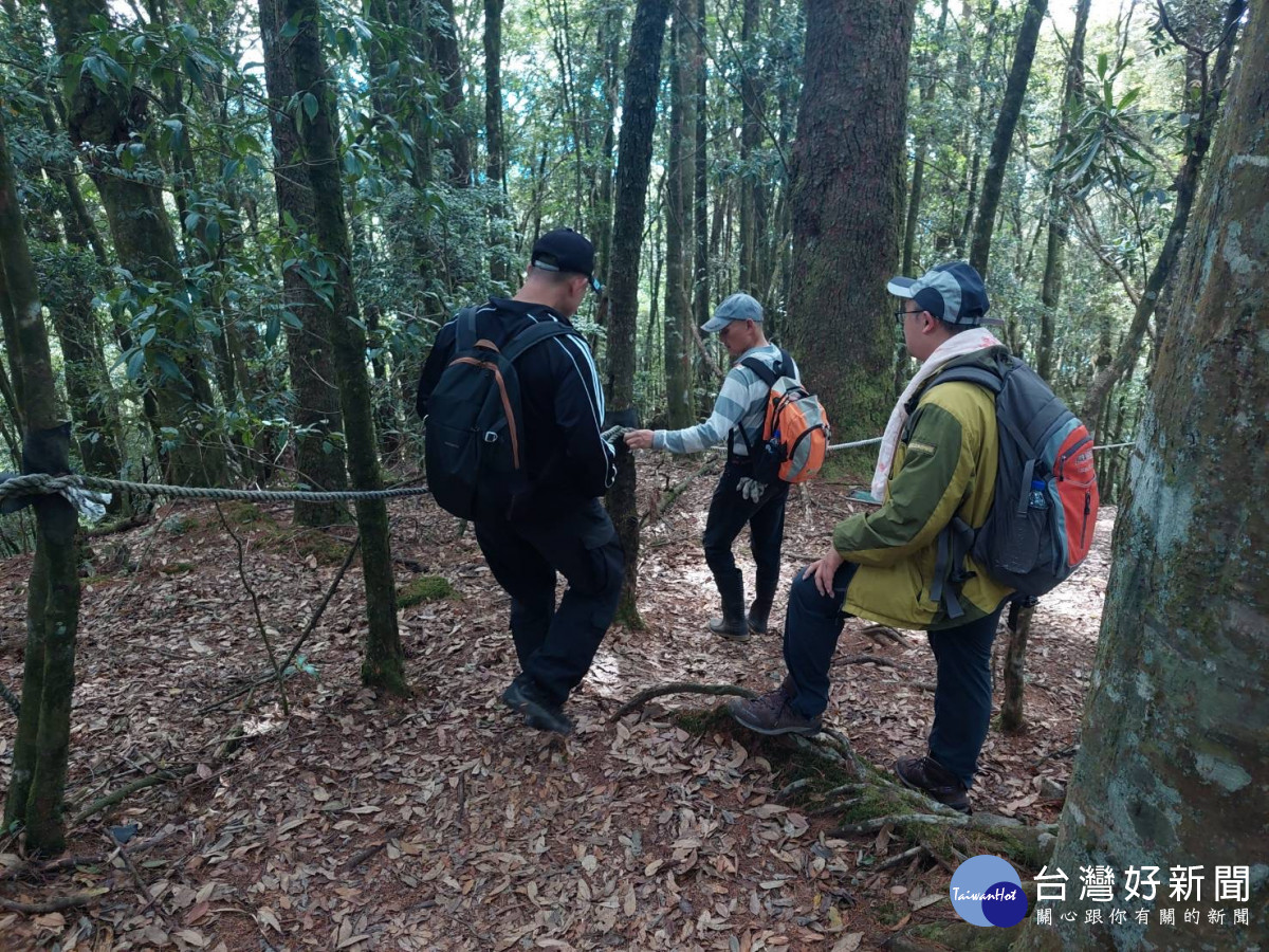 東勢處派員巡檢鳶嘴稍來步道，發現沿線至少40處攀繩遭人惡意割斷。