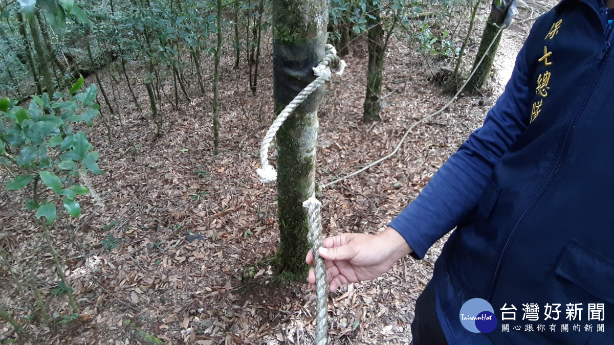 鳶嘴稍來步道攀繩遭人惡意割斷，害無辜山友抓空墜落20公尺深邊坡。