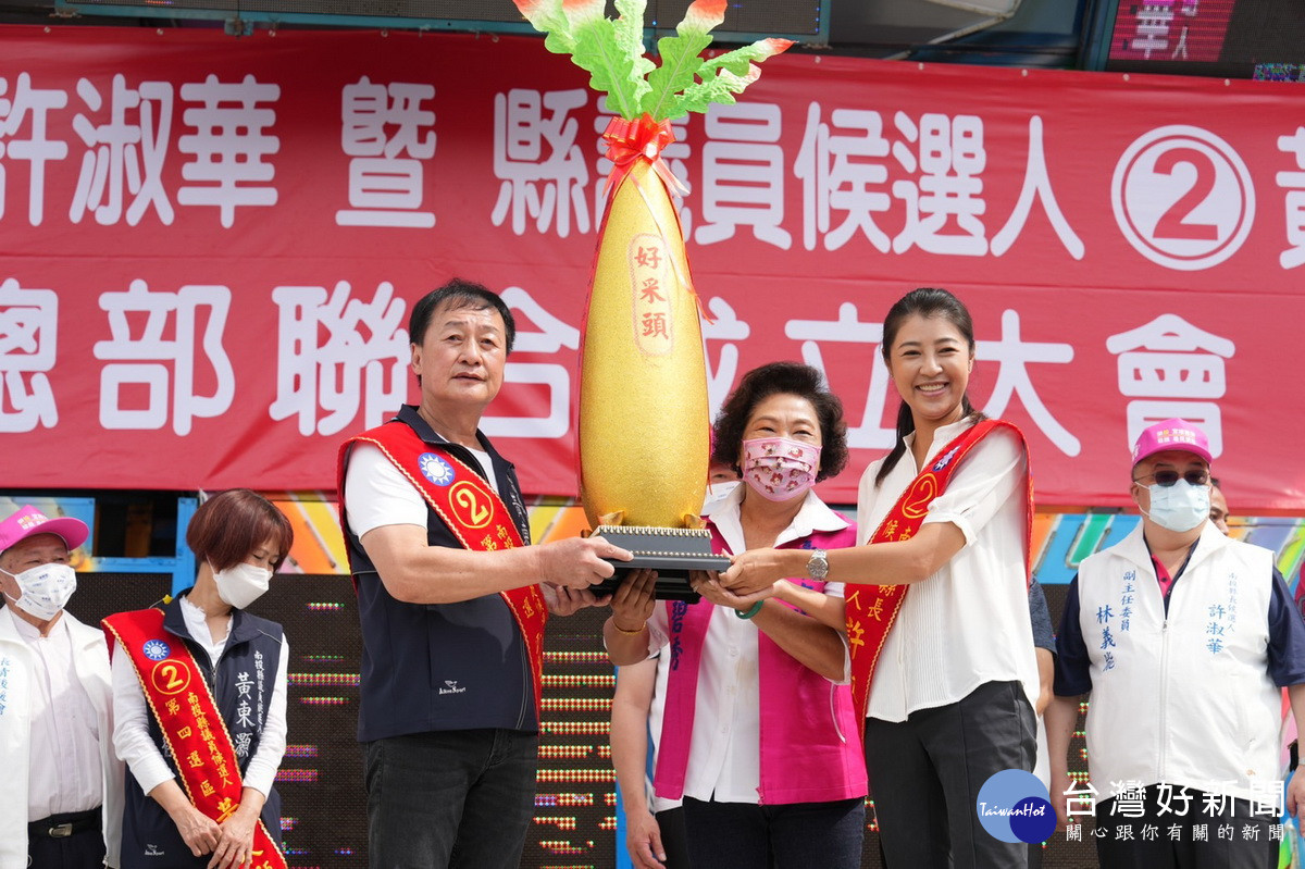 中市林議員祝福二人高票當選。（許淑華競總提供）