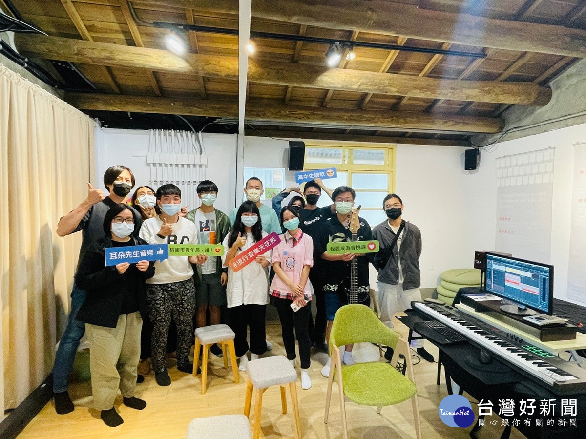 耳朵先生音樂總監林振益(圖上左一)就讀中原大學碩士班，致力於結合流行音樂實現地方創生的理想。