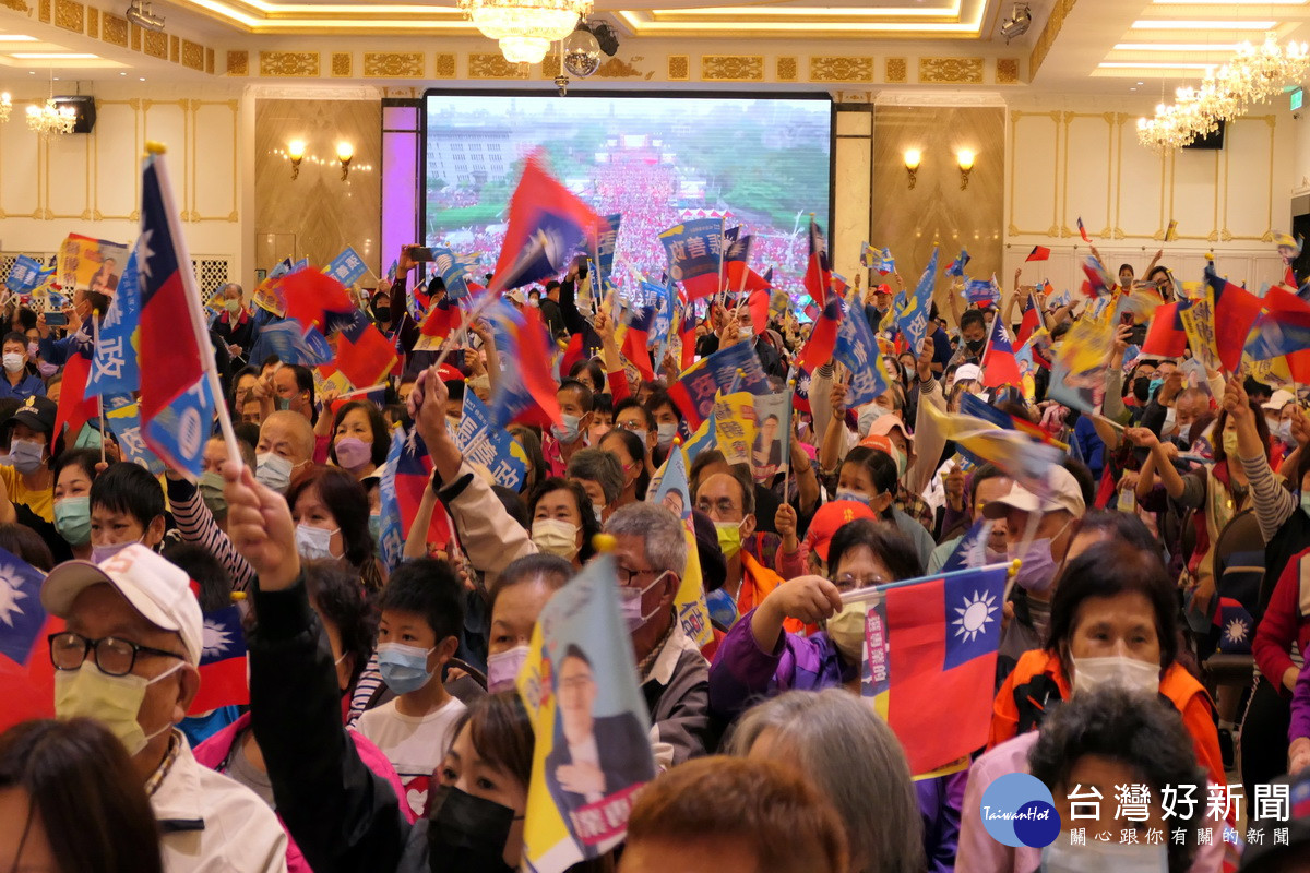 造勢大會中大家合唱「中華民國頌」，滿場支持者揮舞著國旗將造勢大會氣氛帶到最高潮。