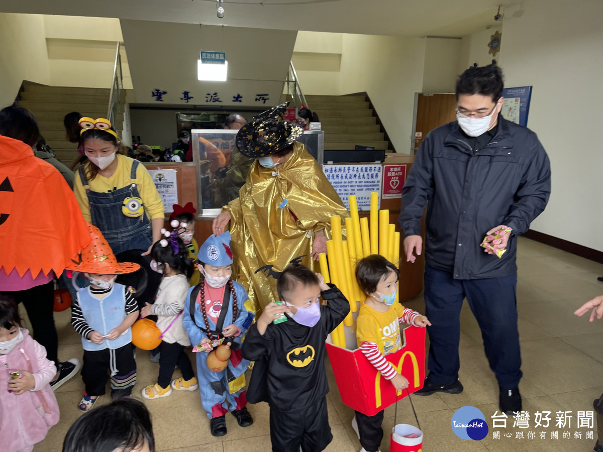 龍潭區幼兒園舉辦歡慶萬聖節「成群結鬼來搗蛋」戶外教學活動，前往龍潭警察分局參訪。
