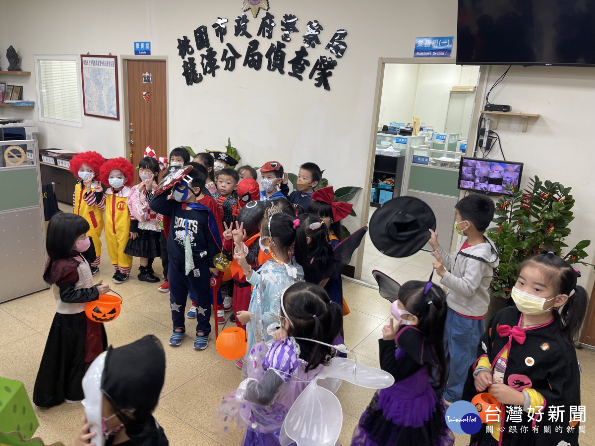龍潭區幼兒園舉辦歡慶萬聖節「成群結鬼來搗蛋」戶外教學活動，前往龍潭警察分局參訪。