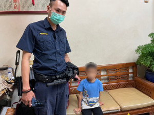豐洲派出所警員洪睿謙陪同迷路的6歲男童返家。