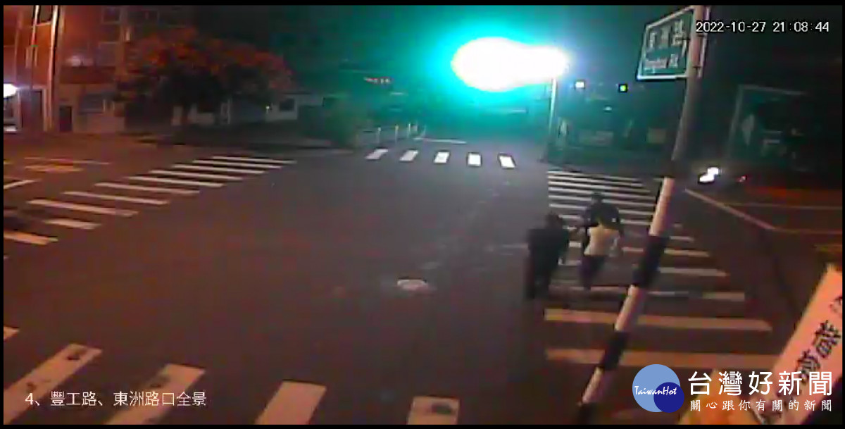 豐洲派出所警員洪睿與熱心夫妻陪同迷路的6算男童返家。