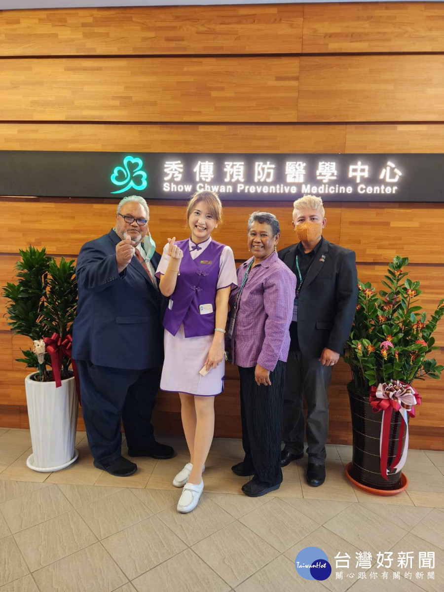 帛琉衛生部國際醫療主任（右一）與駐台大使（左右）參觀高檢中心。圖／彰化秀傳醫院提供