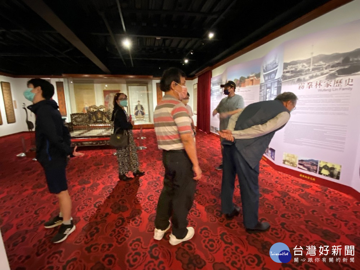 許多民眾慕名到霧峰林家花園林獻堂博物館參觀，並聽取導覽解說老師的介紹。（圖/記者林重鎣攝）<br />
<br />
