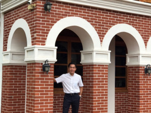 明台高中董事長林承峰介紹，校園內的國定古蹟五桂樓已經成為許多結婚新人規畫特色婚禮的新選擇。（圖/記者林重鎣攝）