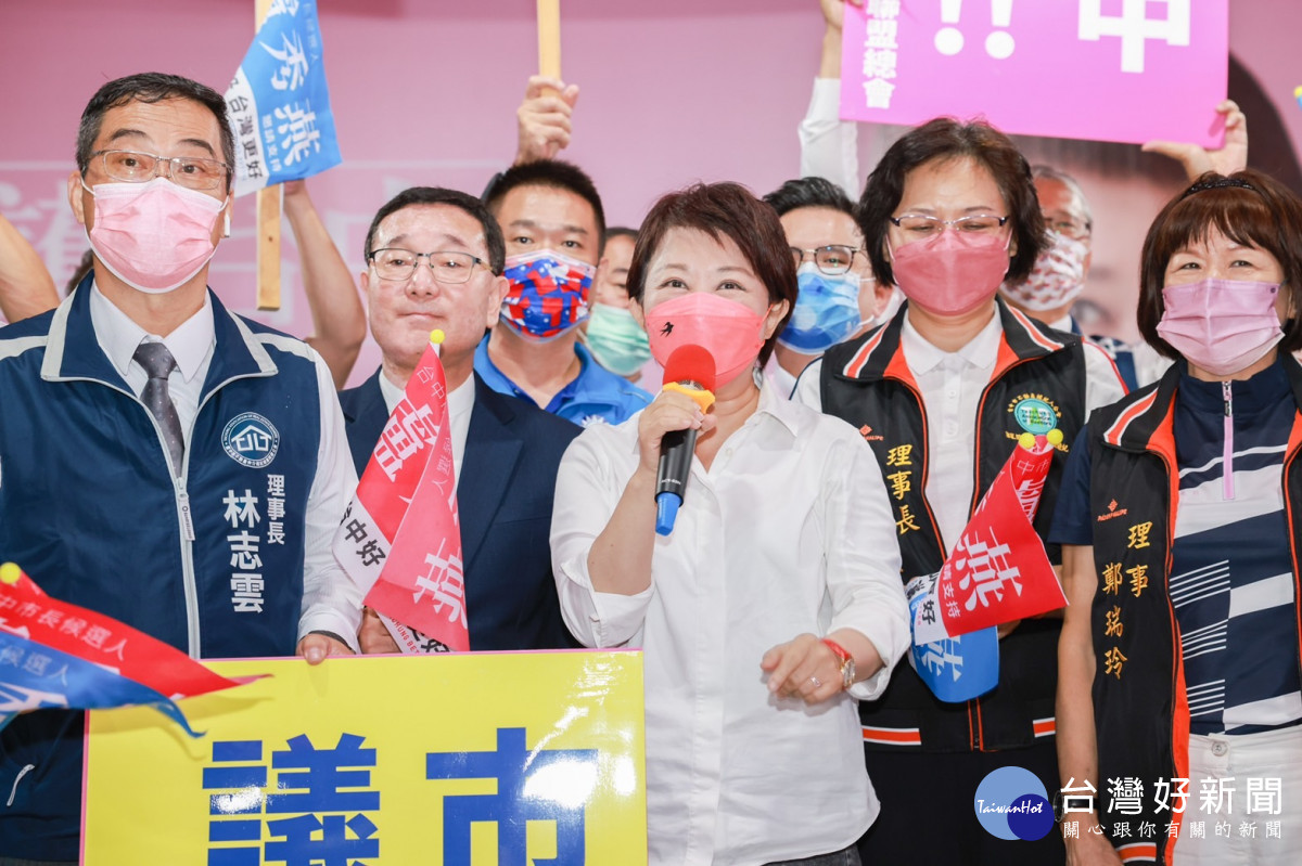 600不動產業人冒雨相挺　盧秀燕：用心拚建設一路相挺「最感心」 台灣好新聞 第2張