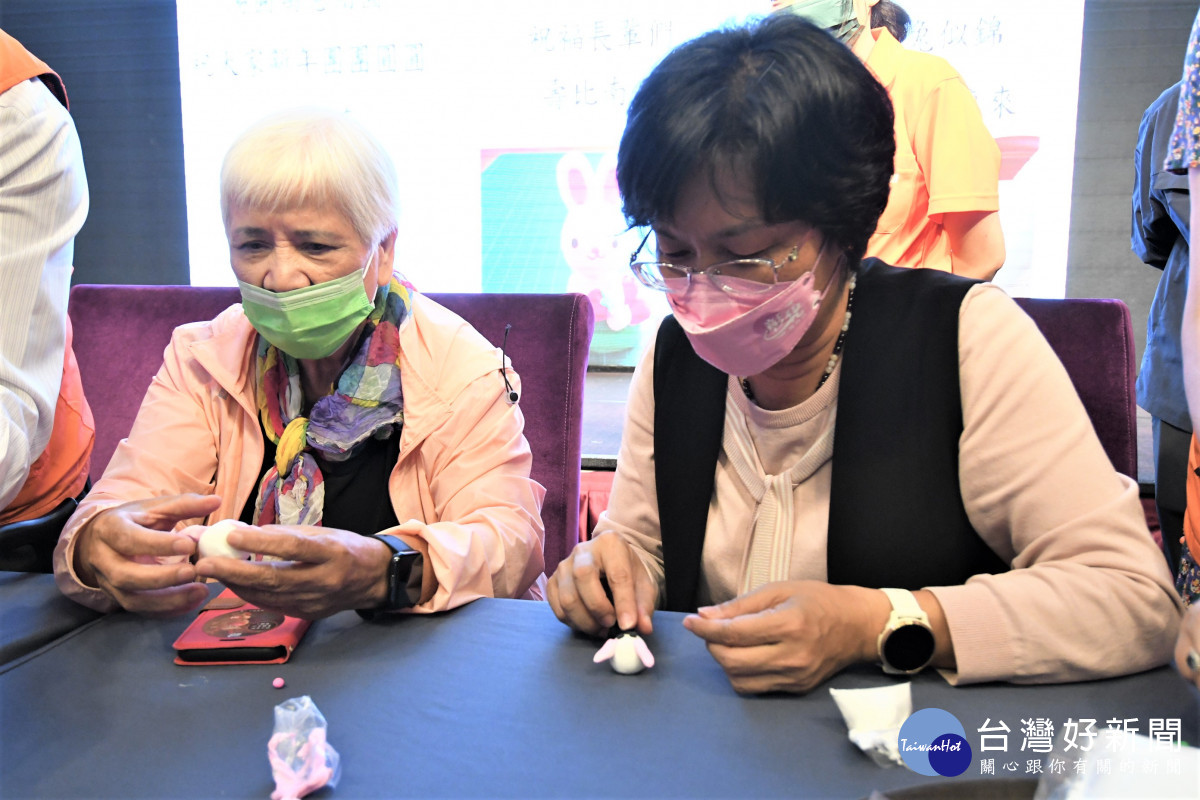 弘道老人基金會第寒冬助老圍爐餐會縣長王會美與老長輩一起捏麵人。圖／彰化縣政府提供