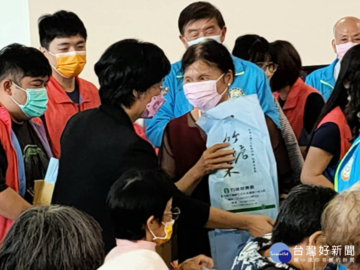 彰化縣府結合世界彰化同鄉總會，捐贈200多萬物資關懷弱勢。圖／記者鄧富珍攝