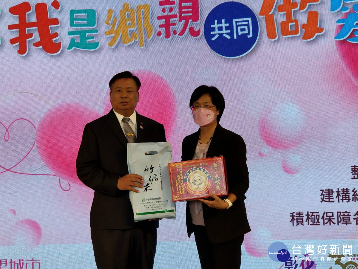 彰化縣府結合世界彰化同鄉總會，捐贈200多萬物資關懷弱勢。圖／記者鄧富珍攝