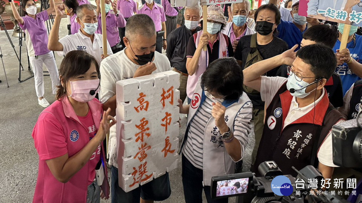 ▲柯志恩掃街時現場民眾熱烈歡迎，並有攤販手寫製作「柯市長高票當選」手牌。