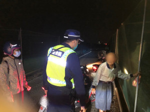 95歲翁體力不支難返家，熱心民眾陪他等警察來/西螺警分局提供