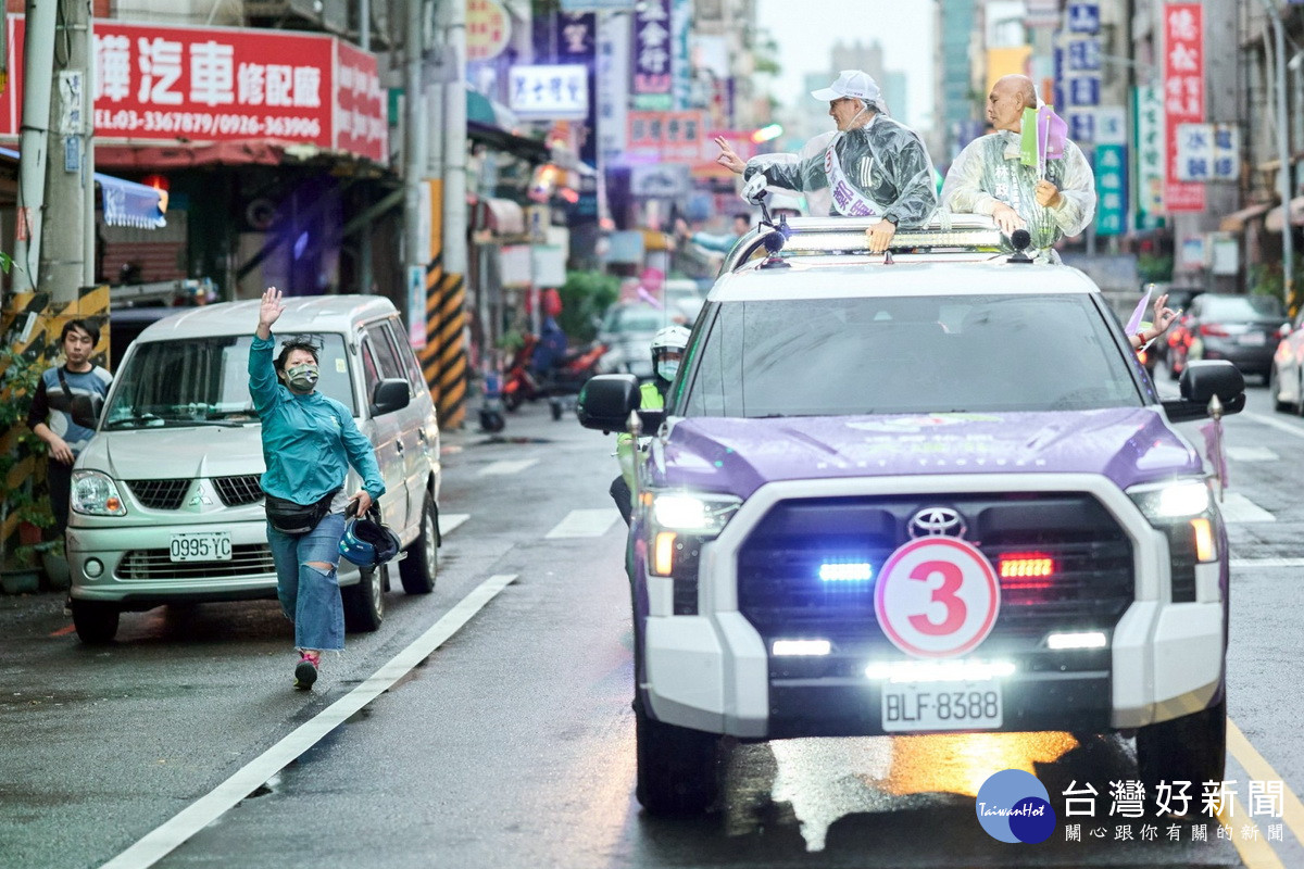 民進黨桃園市長候選人鄭運鵬冒雨進行車隊掃街，獲得民眾熱情回應。