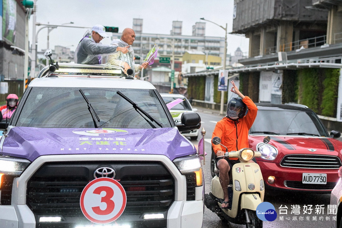 民進黨桃園市長候選人鄭運鵬冒雨進行車隊掃街，獲得民眾熱情回應。