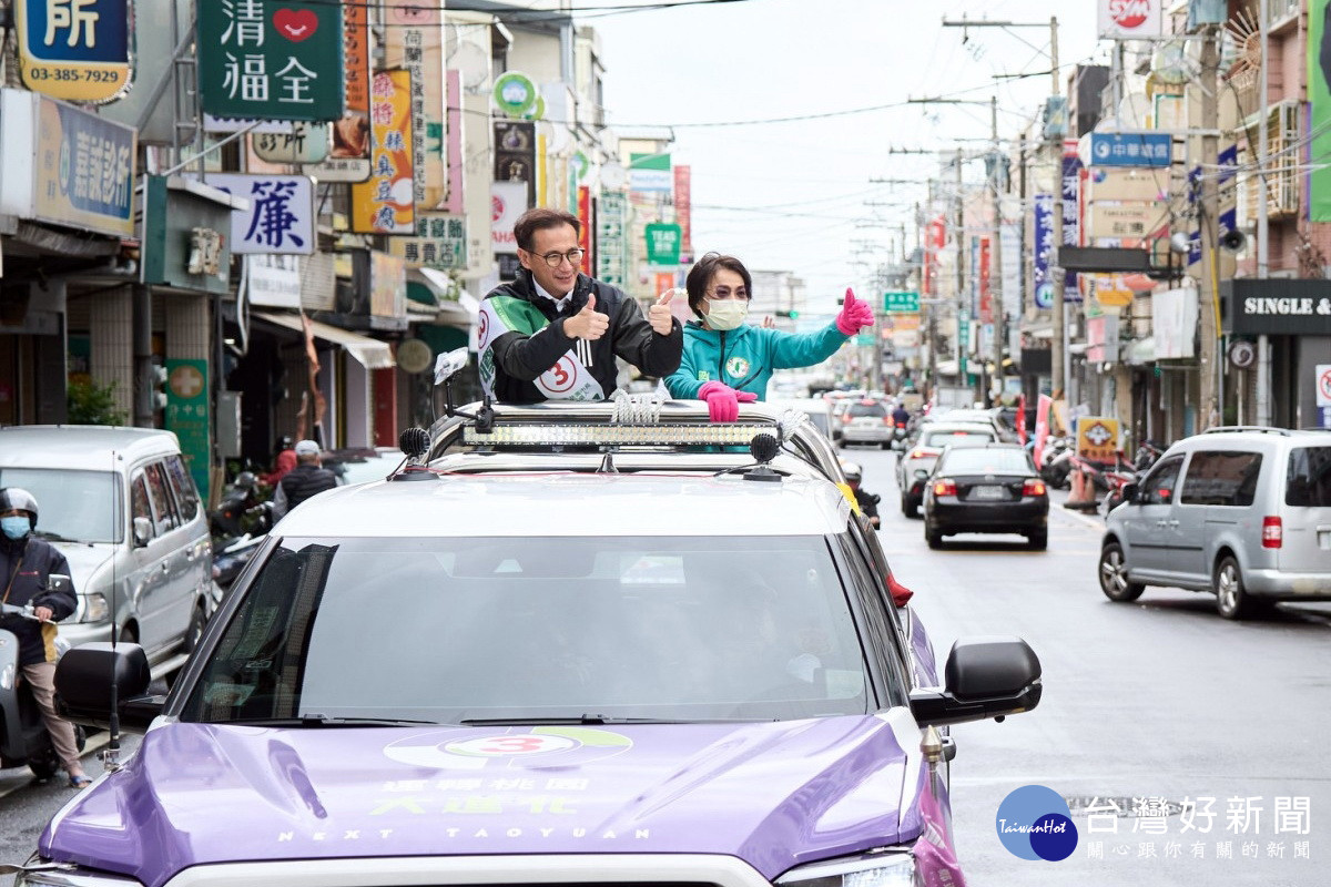 民進黨桃園市長候選人鄭運鵬冒雨進行車隊掃街。