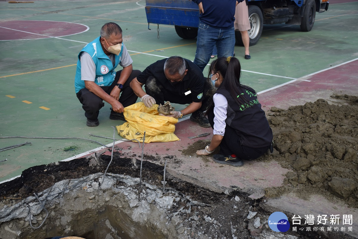 學校蓋球場挖到不明骨骸　員警與鑑識人員現場勘察採證