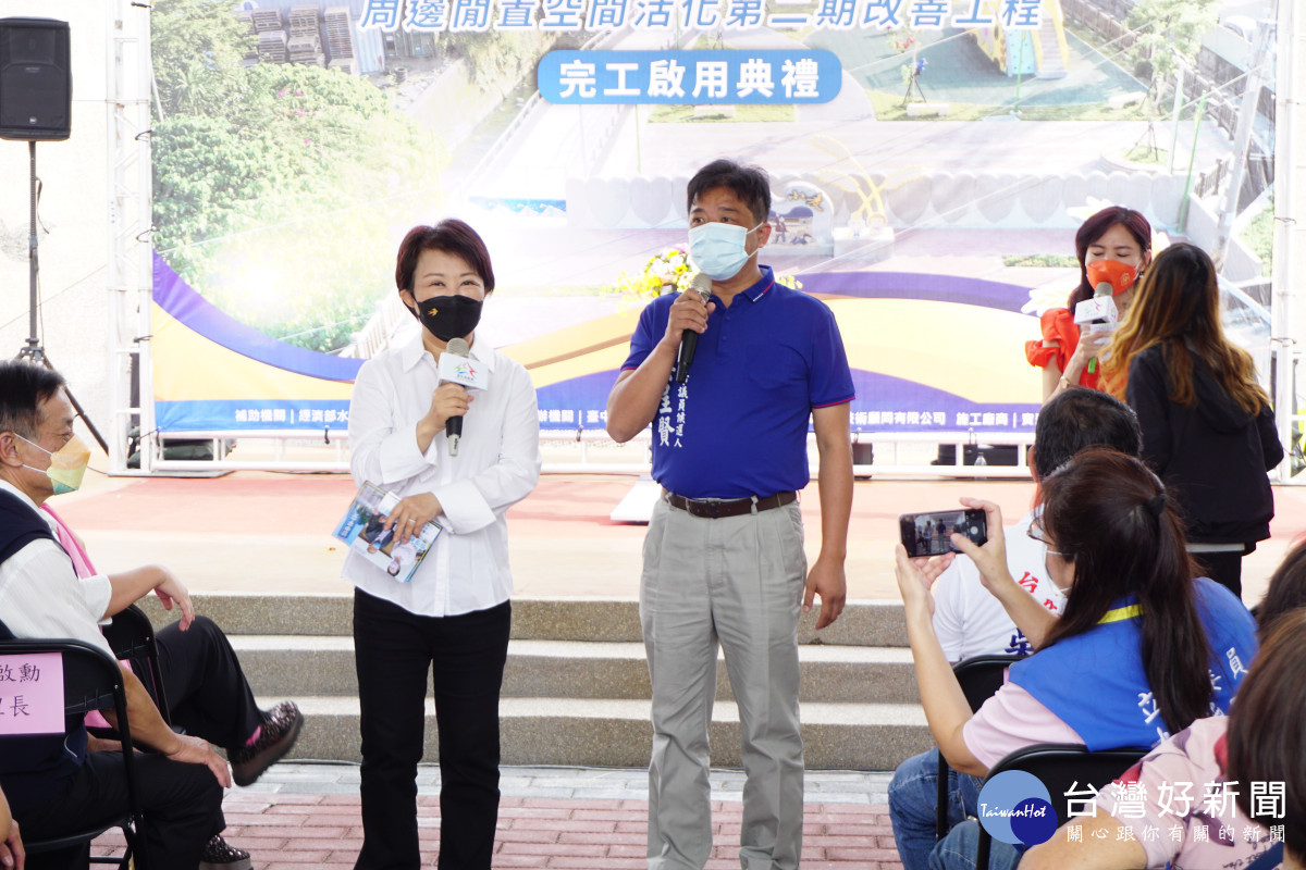 台中市長盧秀燕(左)稱讚吳呈賢(左)熟悉府會運作及地方大小事，執行力強。