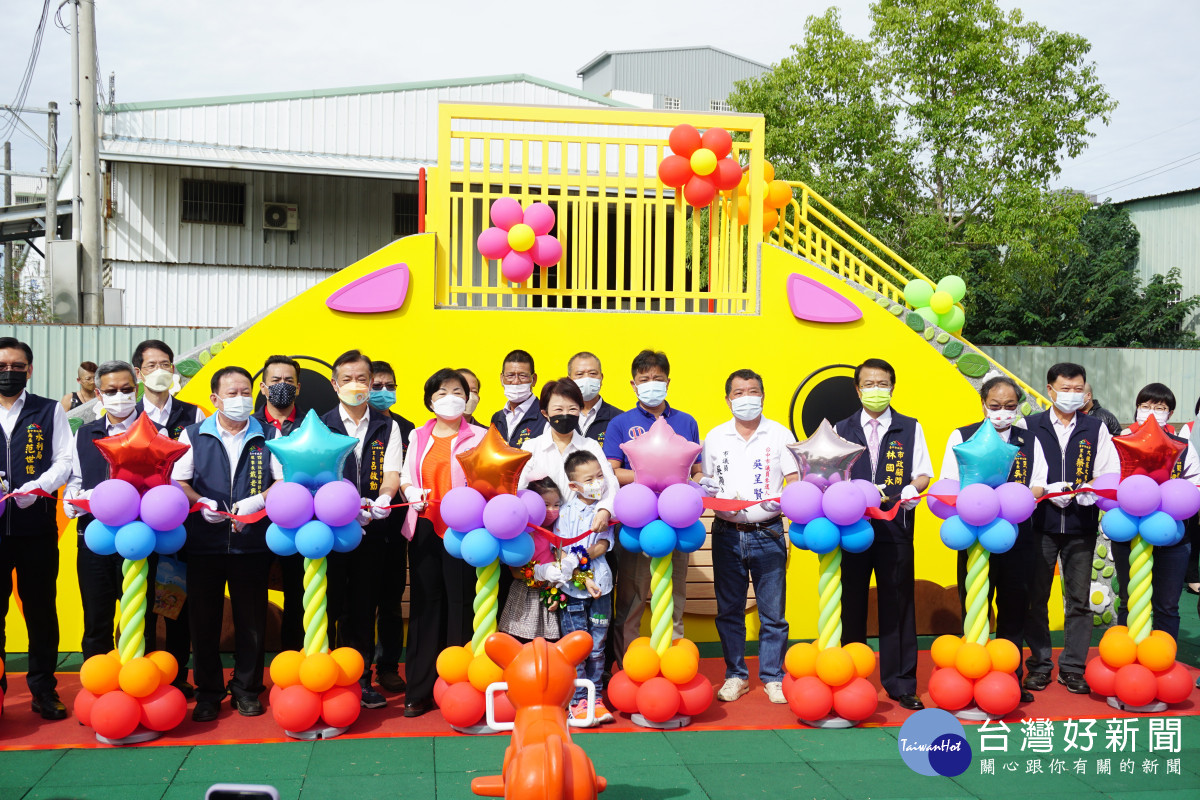 台中市長盧秀燕、市議員吳顯森及市議員候選人吳呈賢出席「十四張圳周邊閒置空間活化第二期改善工程」啟用典禮。