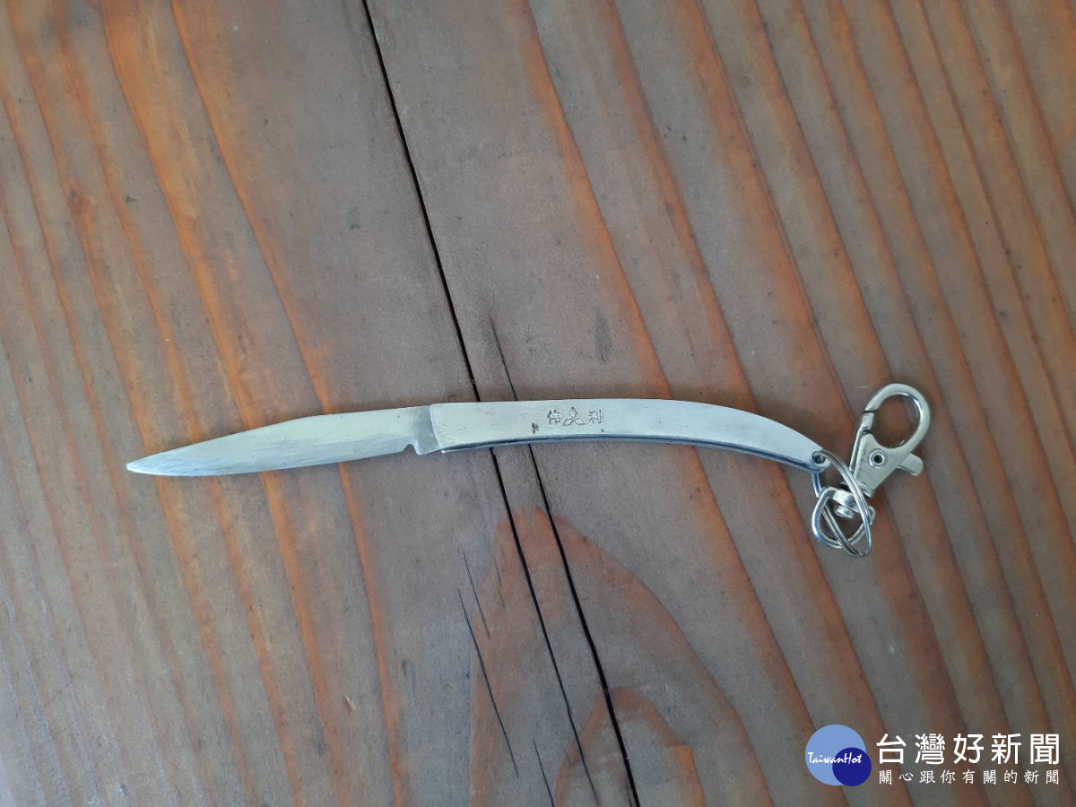 警方查獲王男涉嫌以刀具割斷引導繩。