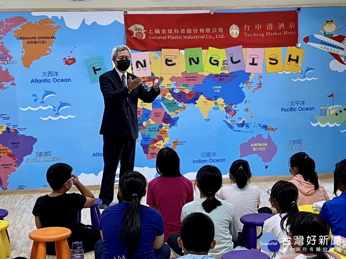 台中港酒店營運長李俊瑩為永寧國小學生致詞與勉勵。