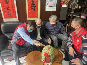 新北市榮服處周興國處長(左1) 向鄧爺爺(左2)介紹福壽北瓜