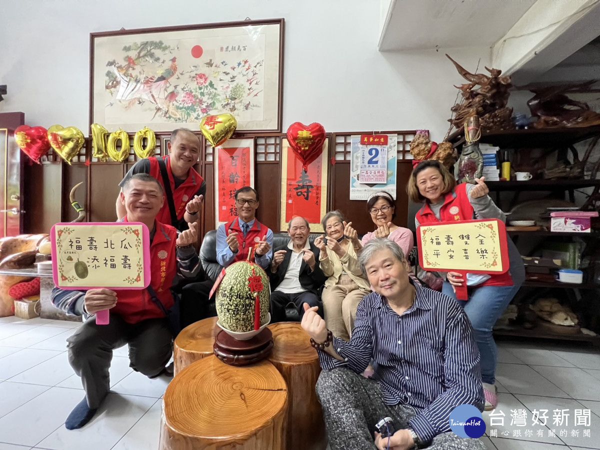 新北市榮服處周興國處長(左3)率服務團隊與鄧爺爺(中)家人合影