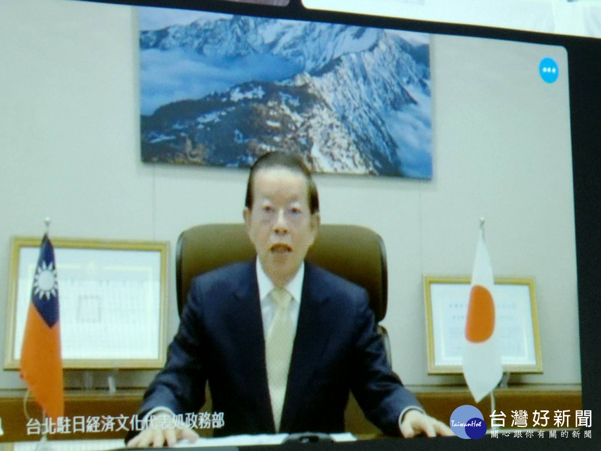 線上簽約儀式的我國駐日代表謝長廷強調，玖珠町「豐後森機關」車庫先前與扇形車庫締結「姊妹車庫」，他也一起見證，如今玖珠町和彰化市再簽友好交流協定，可說是雙喜臨門。圖／記者鄧富珍攝<br />
<br />
