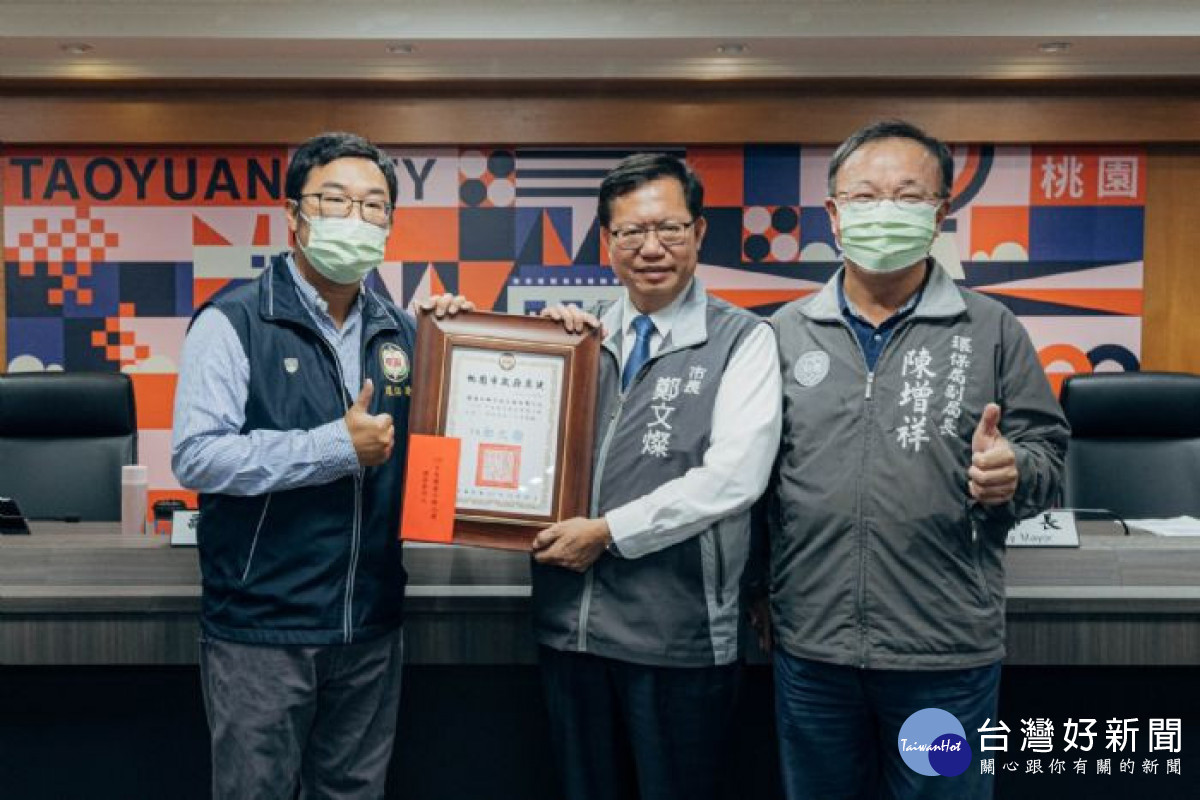 鄭市長偕環保局副局長陳增祥,同獲獎人員合影。