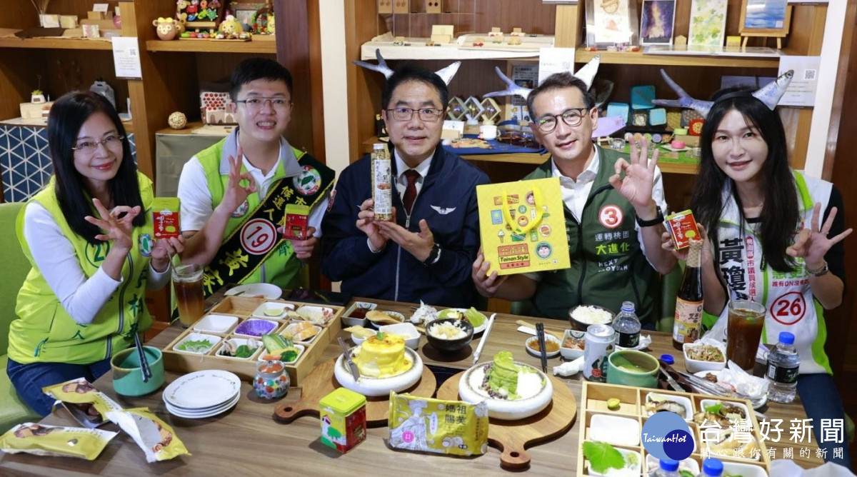 桃園市長候選人鄭運鵬和台南市長黃偉哲前往七七藝文町參訪。<br />
<br />
