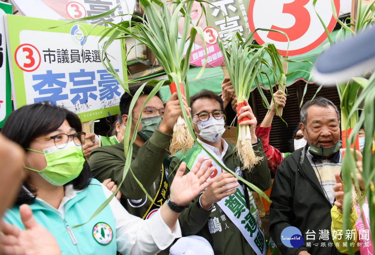 桃園市長候選人鄭運鵬與桃園市長鄭文燦、立法委員王美惠一同前往龜山市場、南門市場掃街拜票。<br />
<br />

