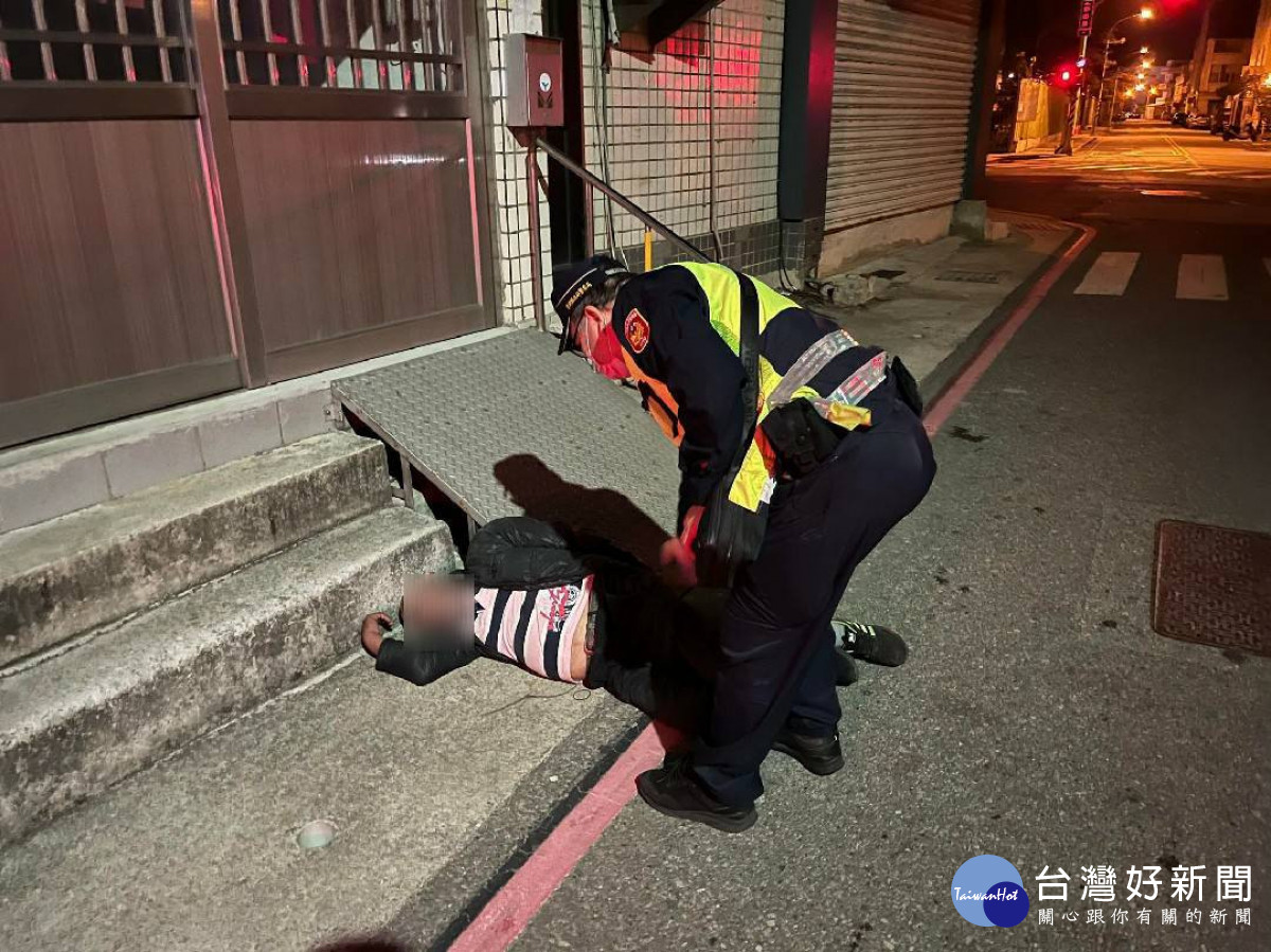 深夜酒醉倒臥路旁　警協助送返家