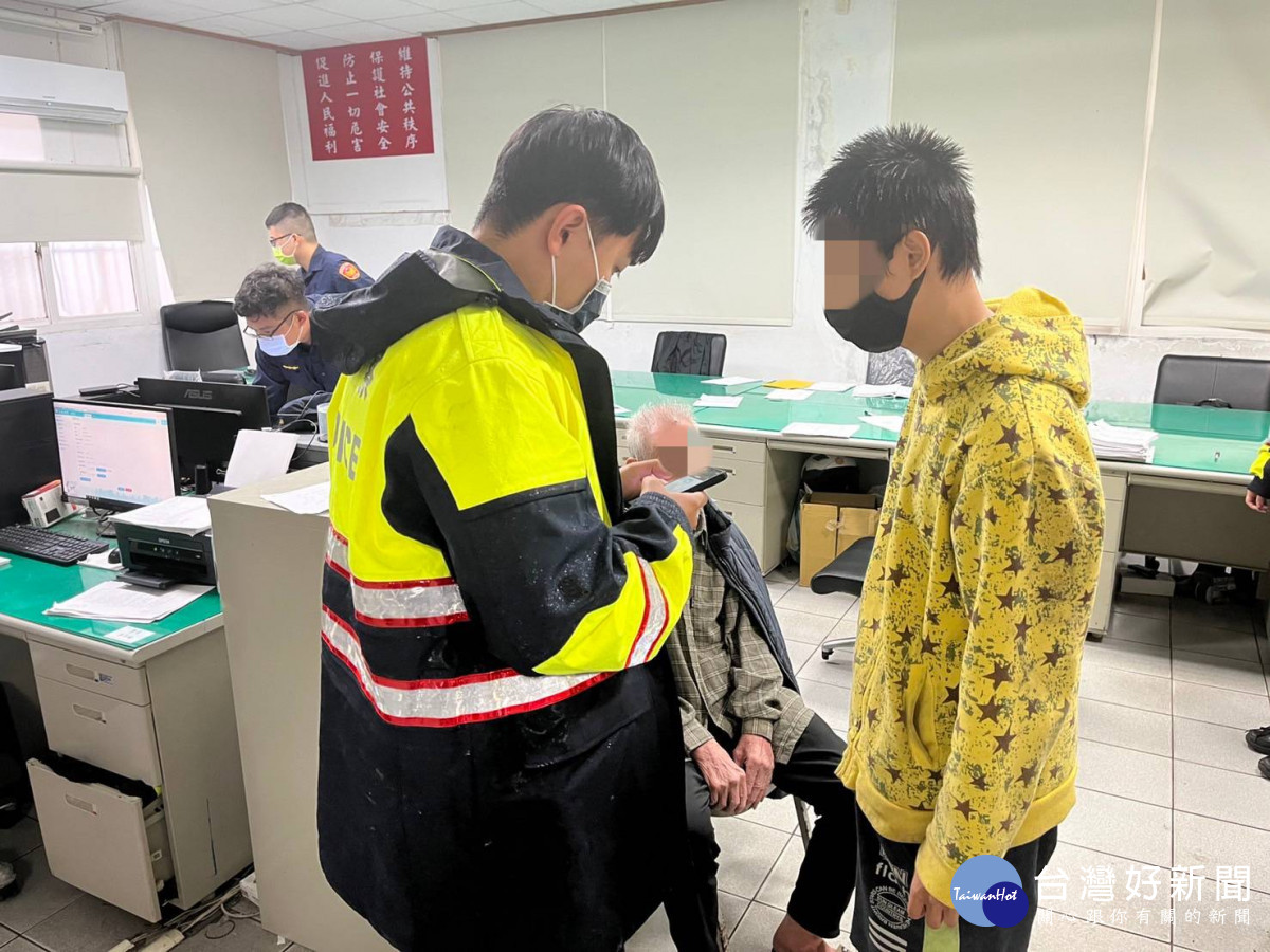 老翁雨中迷途徘徊交流道旁，大園警協助護送返家。